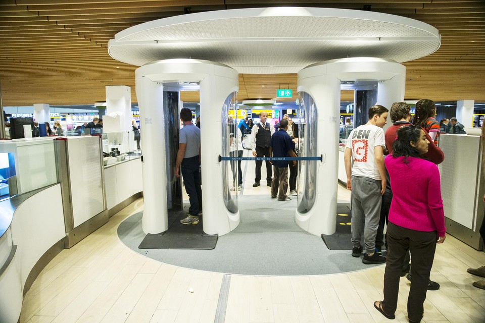 Op luchthavens, zoals hier op Schiphol, worden bodyscans al jaren gebruikt. 