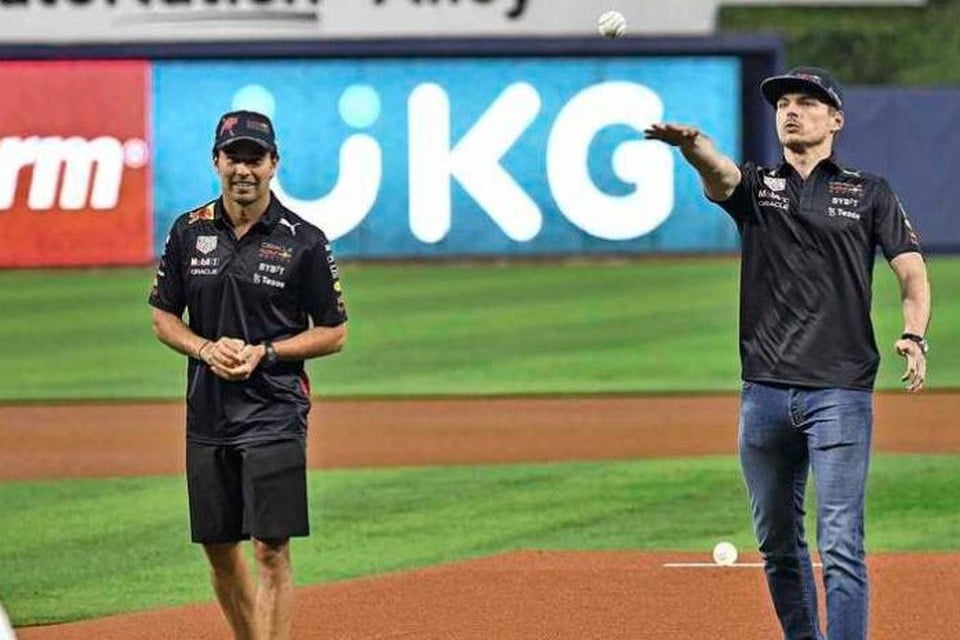 Max Verstappen gooit de eerste bal voor de honkbalwedstrijd tussen de Miami Marlins en de Arizona Diamondbacks 