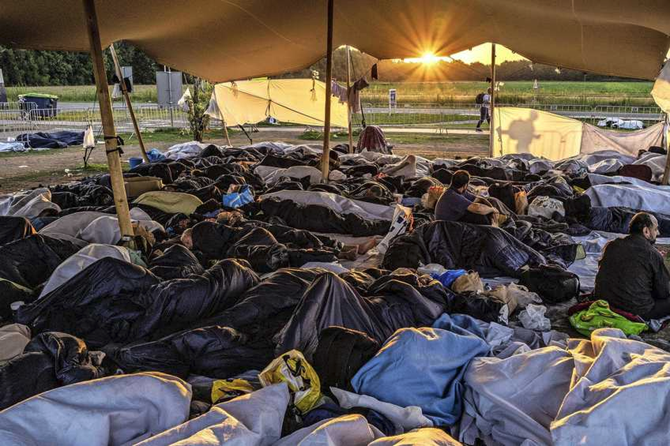 Honderden asielzoekers slapen buiten voor de poort bij het aanmeldcentrum. Het is al maanden druk in het Groningse aanmeldcentrum. 