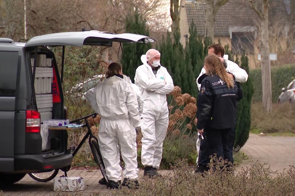 De politie zoekt in de Sittardse Saffierstraat naar sporen in het onderzoek naar de moord op Xavier Durlinger.