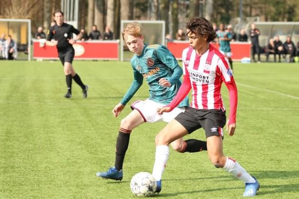 Matoug in actie namens de jeugd van PSV. 