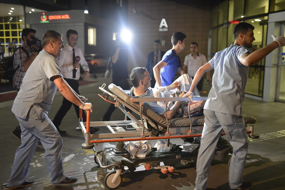Gewonden worden naar een ziekenhuis gebracht
