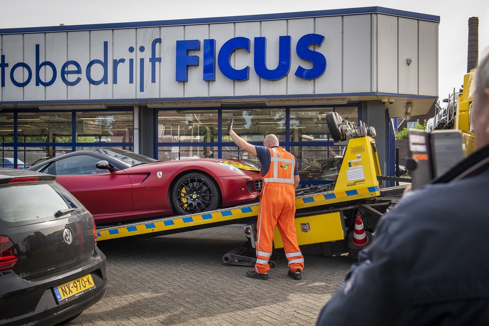 Een Ferrari werd meegenomen bij de inval vorige week. 