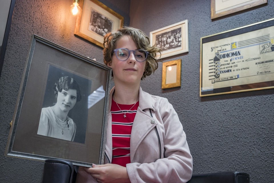 Nianne Kusters in kapsalon Hair Matterz met het portret van overgrootmoeder Nel Hellebrand, een verzetsheldin. 