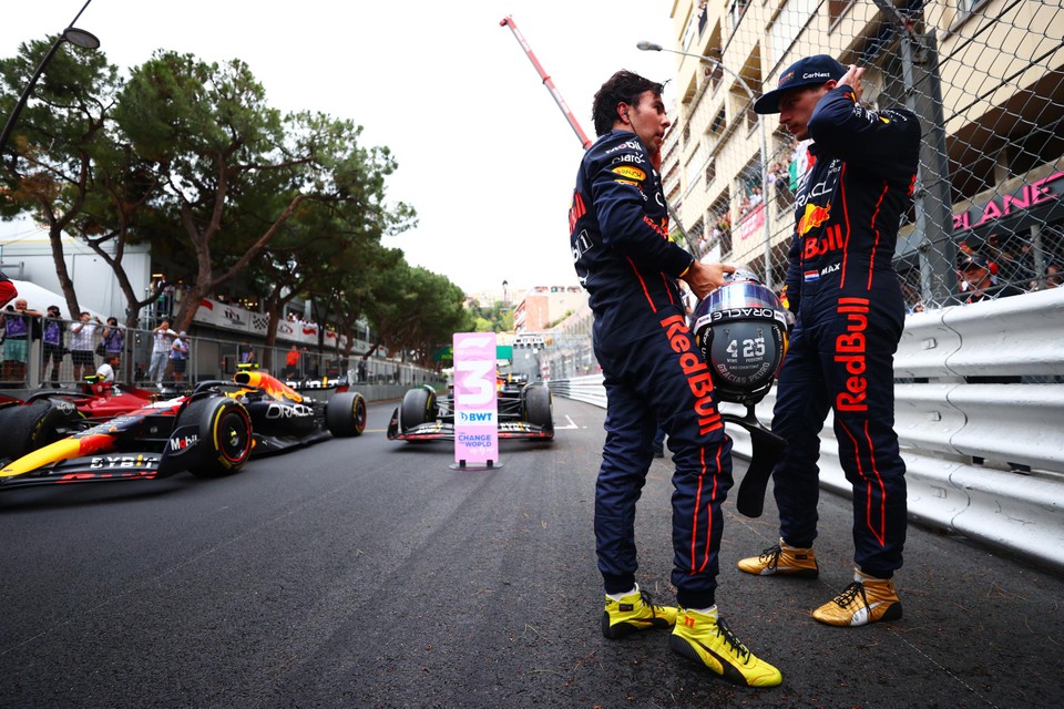 Verstappen en Pérez na de race vorig jaar in Monaco.