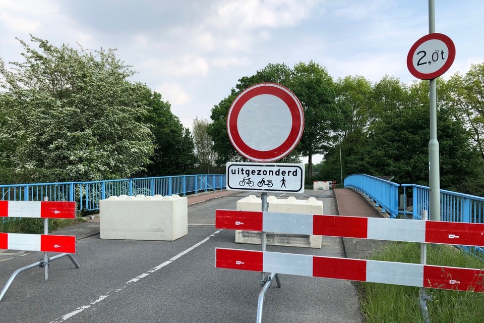 De afgesloten brug over het spoor bij de wijk Sanderbout. 
