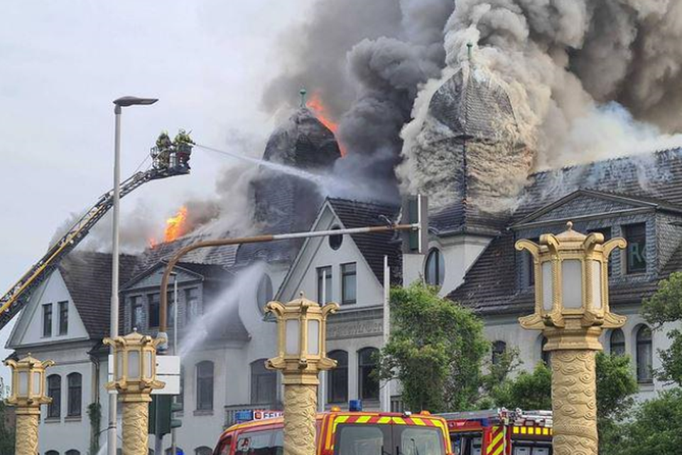 De brand in Kohlscheid: massale inzet van de brandweer kon het gebouw niet redden.