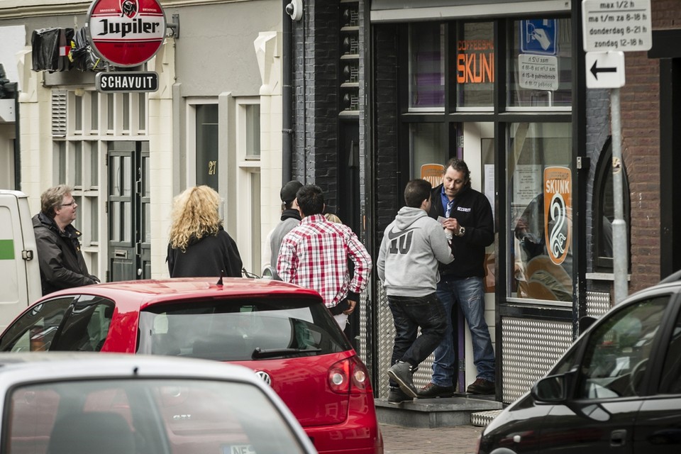 De twee coffeeshops in de Roermondse binnenstad zorgen voor de nodige overlast voor omwonenden. 