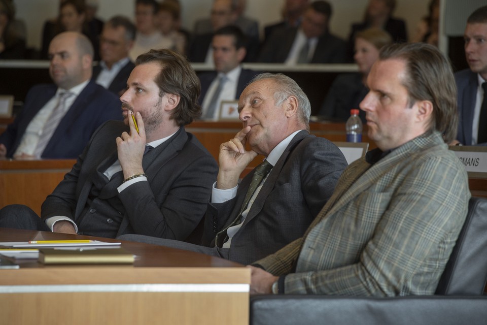 Gedeputeerde Ruud Burlet (midden) maakte vrijdag bekend dat hij uit Forum voor Democratie stapt. De fractieleden zijn er nog niet over uit. 