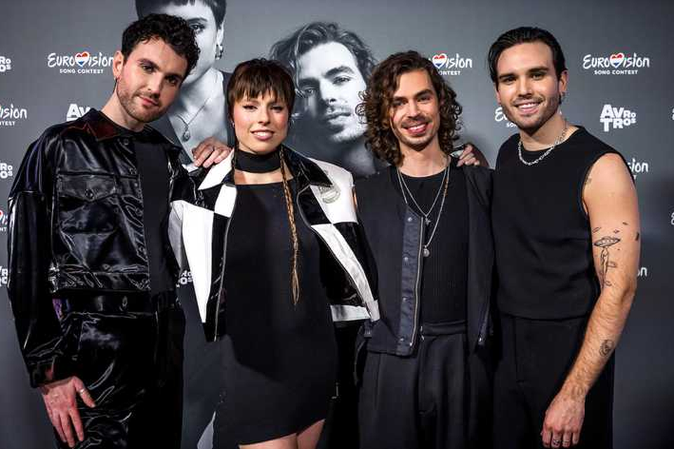 Mia &amp; Dion samen met producers Duncan Laurence en zijn partner Jordan Garfield tijdens de presentatie van het liedje voor het Eurovisie Songfestival in Liverpool.