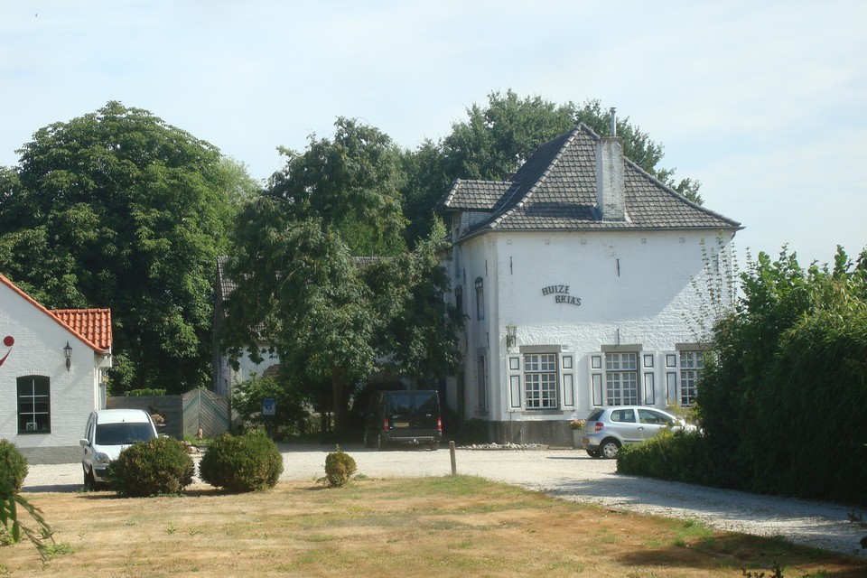 Huis De Brias, het door de familie De Brias gebouwde witte kasteeltje, heeft het ankerjaartal 1717 en is een van de vele historische pareltjes van Baexem.