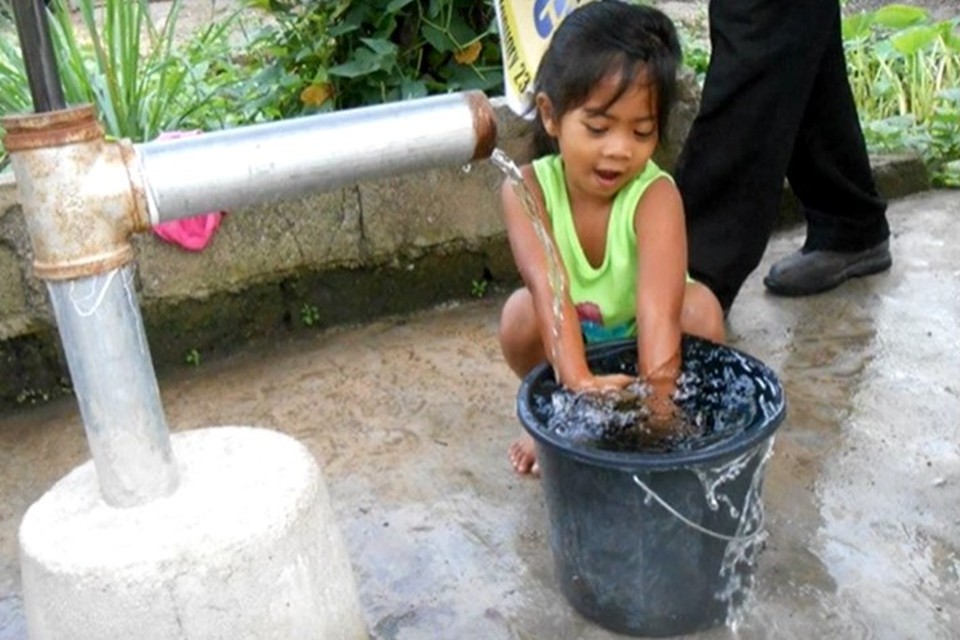 In december worden de eerste dorpen voorzien van schoon drinkwater. 