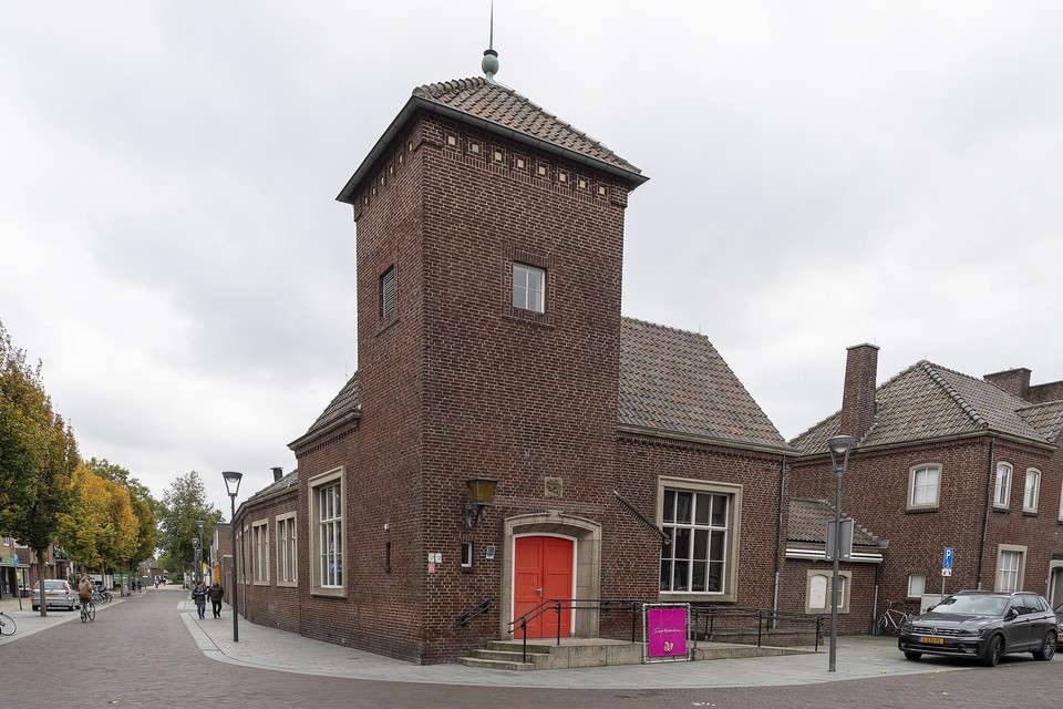 Het voormalig postkantoor op de hoek Patersstraat/Poststraat ligt al jaren leeg. 