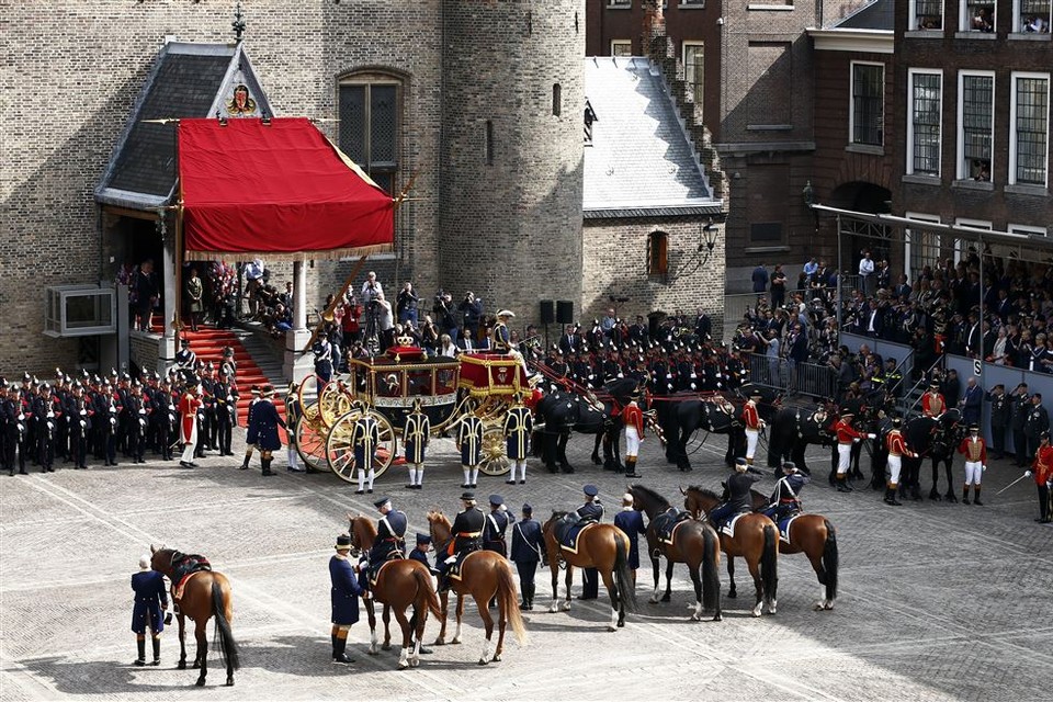 Koning Willem Alexander en koningin Maxima komen in de Glazen Koets aan op het Binnenhof voor het voorlezen van de troonrede in de Ridderzaal.
