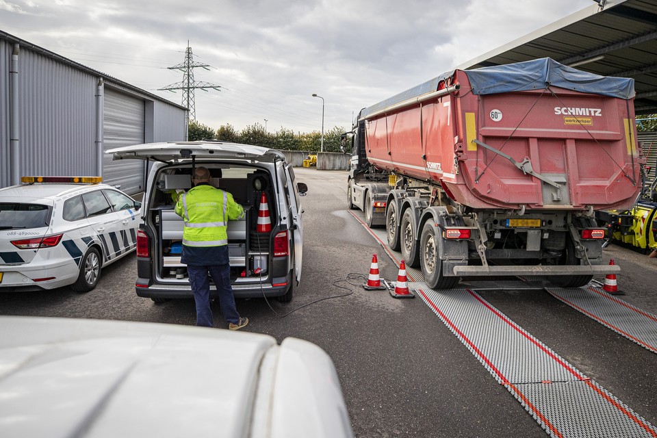 Controle van een vrachtwagen op het terrein van Rijkswaterstaat in Venlo. 