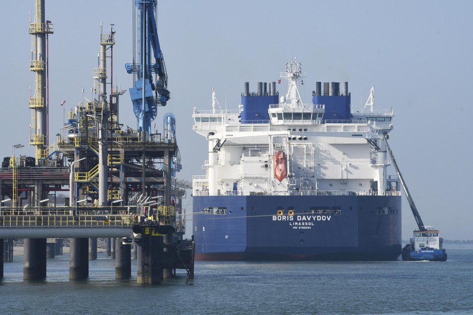Een Russische lng-tanker in de haven van Rotterdam. 