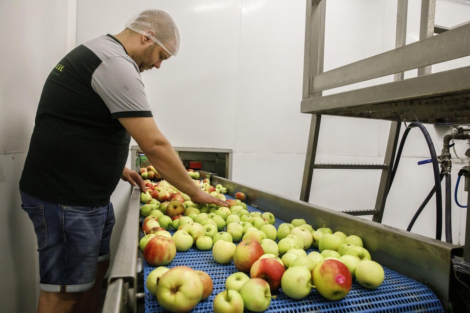 Djen Geurts van Appeven fruitsappen.