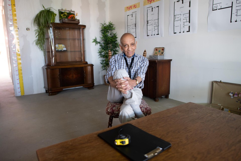 Ed Haafwee (91) voelt zich al op zijn plek tijdens een inkijkje in zijn toekomstige woning in Geleen. 
