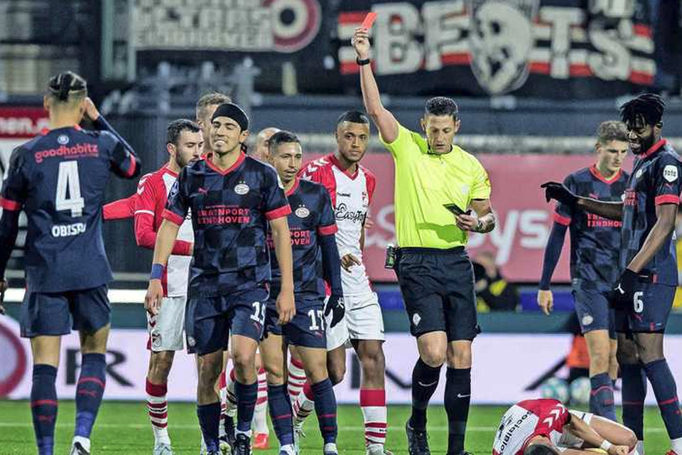Scheidsrechter Jeroen Manschot geeft een rode kaart aan Mauro Junior van PSV.