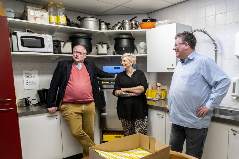 Van links naar rechts: pastoor Hans Janssen, Monica Doelen en Arend van der Heijden in de keuken van het Juphuis. 