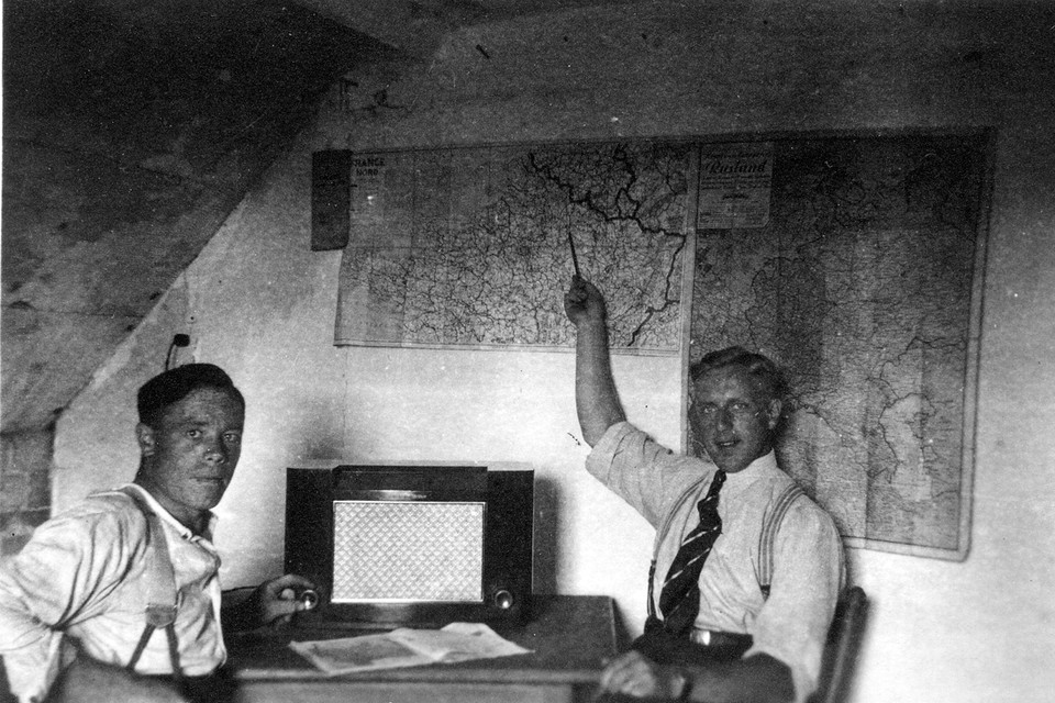 De verzetsmannen Jac Geraeds (links) en Jan Poos op een zolder in Leveroy waar ze het Franse Reims aanwijzen dat op 30 augustus 1944 bevrijd is. 