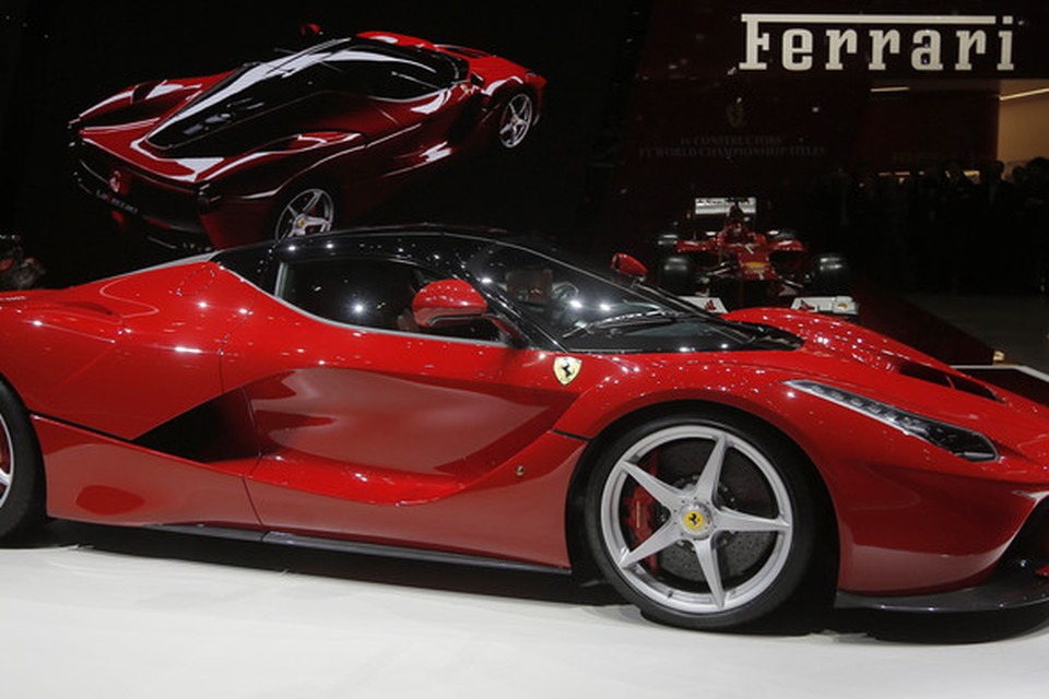 Via Exor beheert de familie Agnelli zijn belang in onder meer luxe sportwagenbouwer Ferrari.