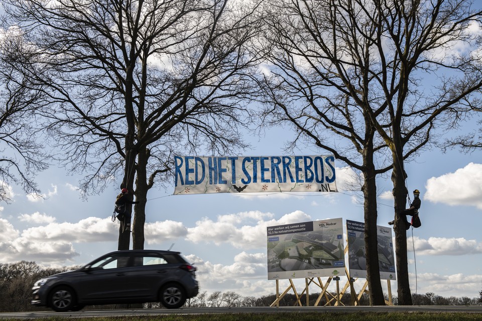 Actievoerders begin dit jaar bij hun protest tegen uitbreiding van VDL Nedcar, ten koste van het Sterrebos. 