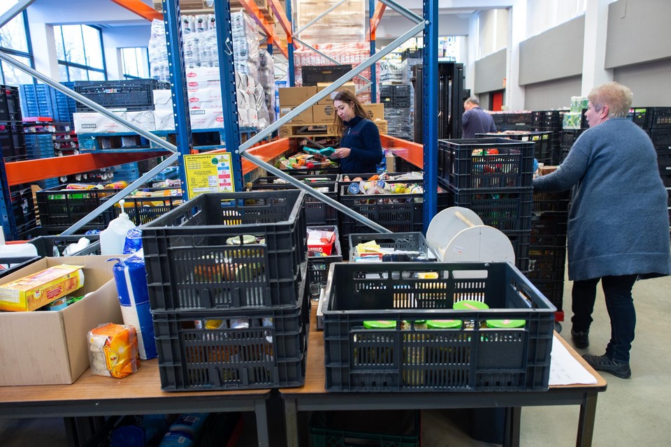 Medewerkers van de Voedselbank Midden-Limburg maken pakketten klaar in het magazijn in Roermond. 