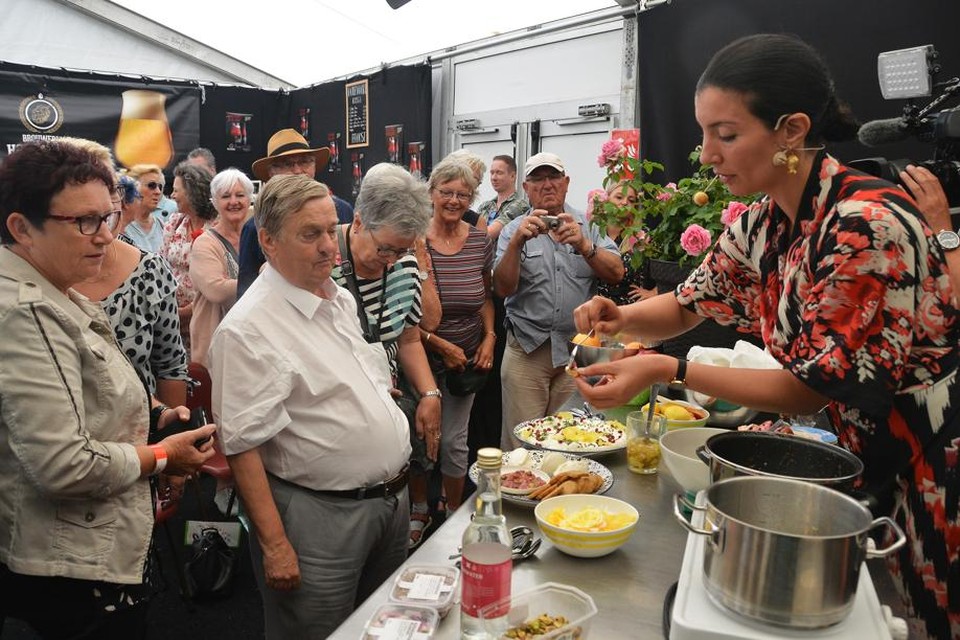 Tv-kok Nadia Zerouali laat bezoekers van het Rozenfestival in Lottum gerechten met eetbare rozen proeven.