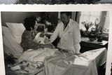 thumbnail: Dr. E.D. Tan, gynaecoloog van 1955 tot 1961 met een gelukkige jonge moeder en dochter.