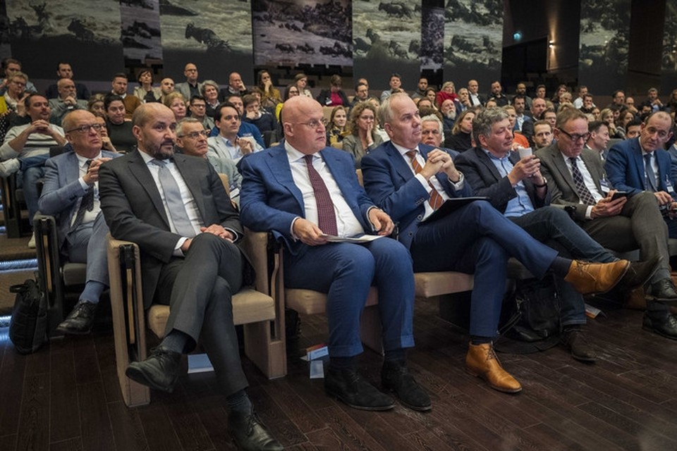 De Arnhemse burgemeester Ahmed Marcouch (links) en minister Ferd Grapperhaus (midden) van Veiligheid en Justitie bij de conferentie in Arnhem over radicalisering. 