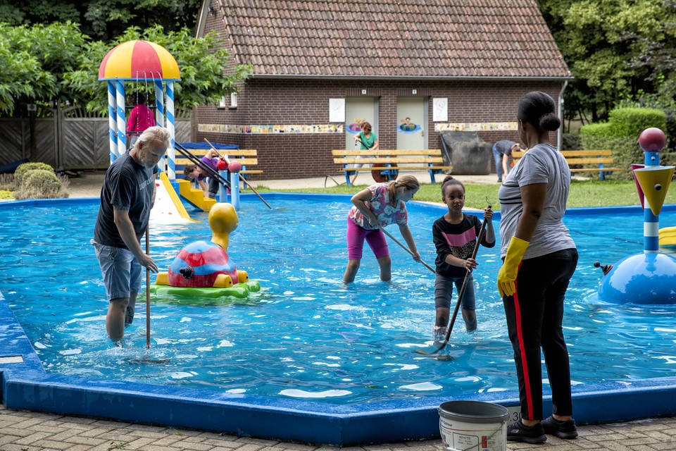 Poetsploegen maken speeltuin en zwembad Weerderhof in Linne schoon. 