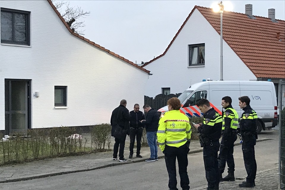 Politie-agenten bij de plek van het incident in de Maastrichtse wijk Trichterveld. 