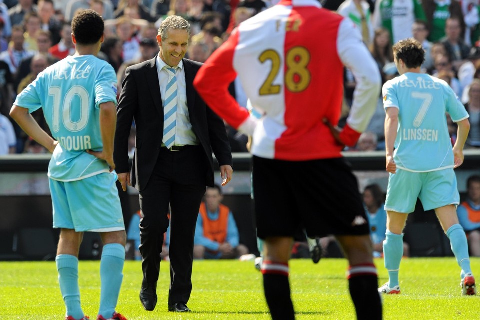 Roda-trainer Harm van Veldhoven wordt in de laatste wedstrijd tegen Feyenoord, waarin zijn ploeg door een miraculeuze zege directe degradatie ontliep, weggestuurd. 
