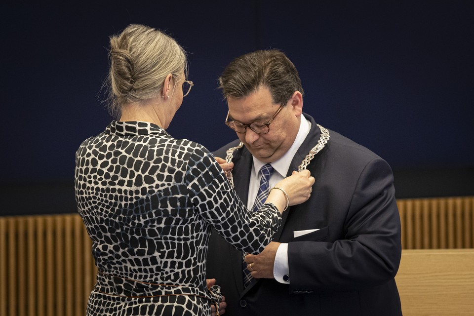 Bij de installatie van Raymond Vlecken als burgemeester van Weert, hangt zijn vrouw hem de ambtsketen om. 