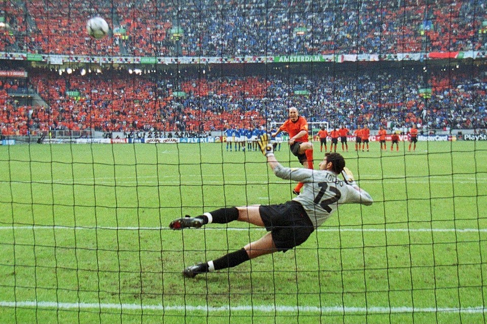 Halve finale Euro 2000: Jaap Stam kogelt de bal van elf meter hoog over.  