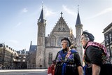 thumbnail: De eerste belangstellenden verzamelen zich op het Binnenhof om een glimp op te vangen van het koningspaar in de Glazen Koets op Prinsjesdag.