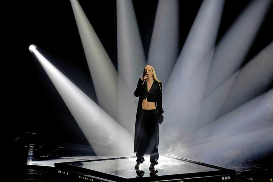 S10 tijdens de dress rehearsal voor de halve finale op het Eurovisie Songfestival. De singer-songwriter vertegenwoordigt Nederland met het lied De Diepte. 