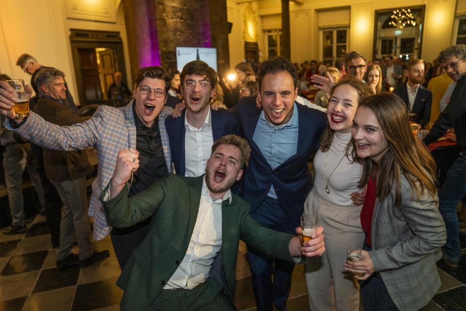 Volt viert feest bij de gemeenteraadsverkiezingen in Maastricht, die de partij dit voorjaar twee zetels opleverden. 