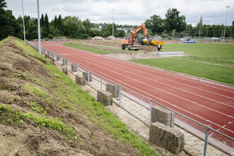 De atletiekbaan in Maastricht werd drie jaar geleden geheel vernieuwd. 