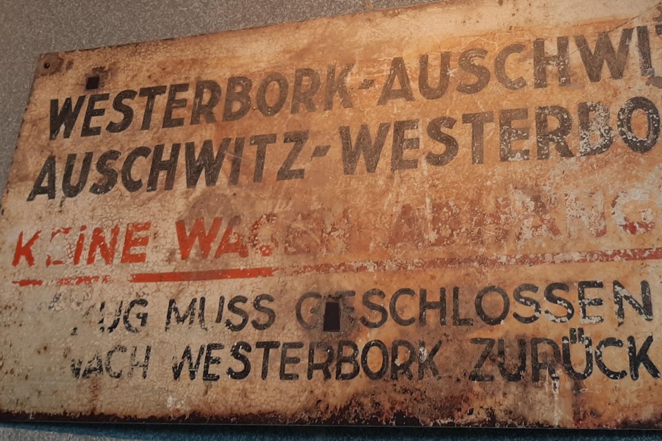 Bord van de trein Westerbork-Auschwitz. Vanuit Westerbork vertrokken meer dan 90 treinen naar het vernietigingskamp Auschwitz.