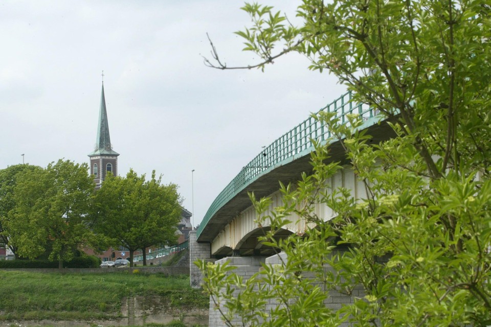 De Vlaamse regering laat onderzoeken of er mogelijk een nieuwe brug komt over de Maas bij Maaseik. 