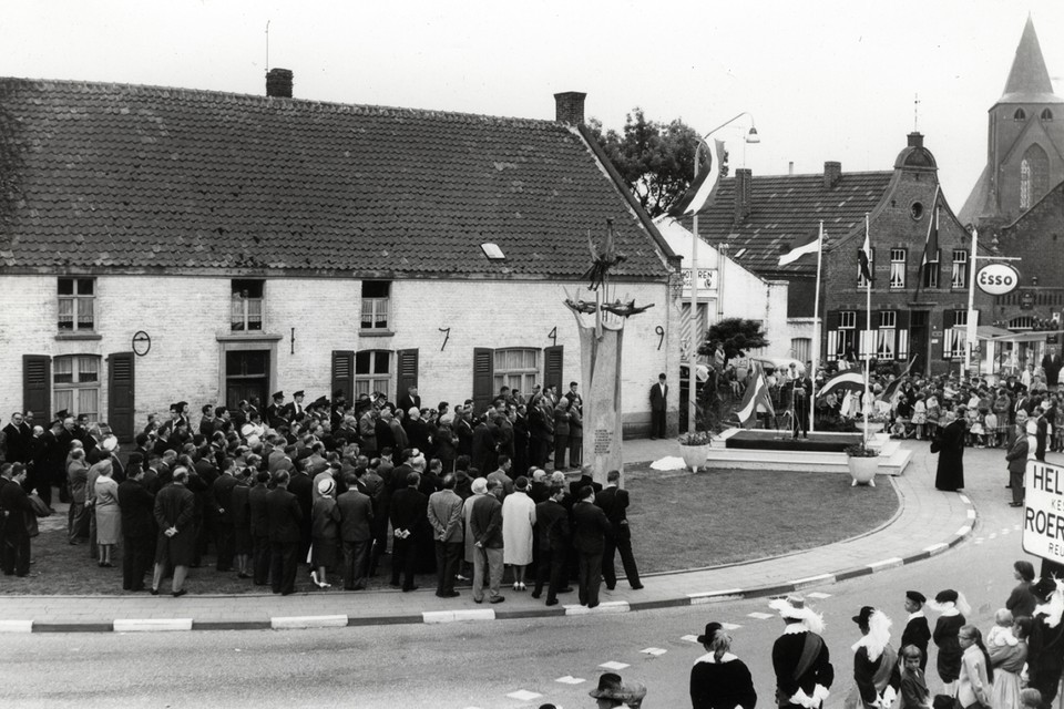 De onthulling van het industriemonument voor het gemeentehuis in Panningen, in 1962 