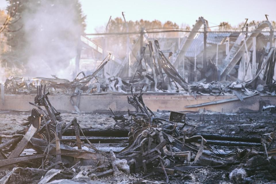 Van het sportcomplex aan de Rijksweg Zuid in Sittard bleef na de brand vrijwel niets meer over.