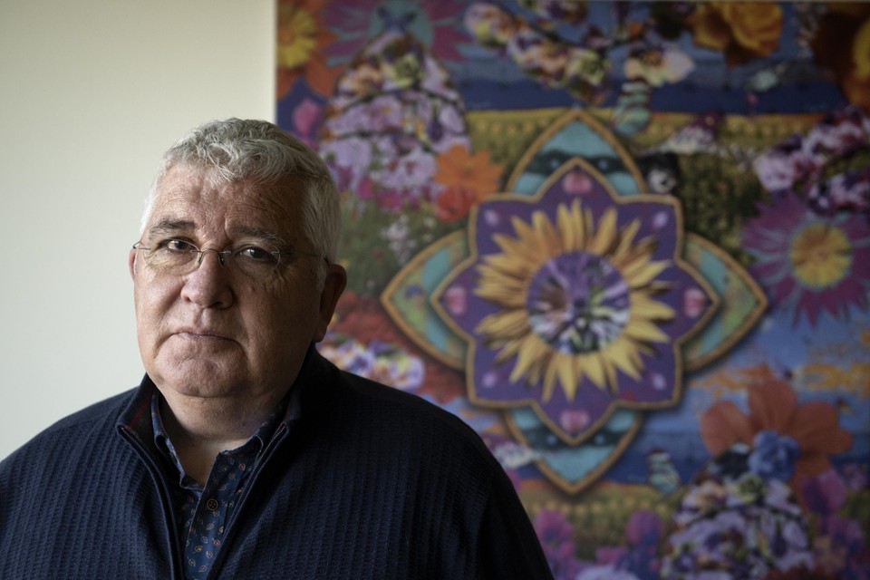 Theo Kerner bij het schilderij dat de kist van Diana sierde.