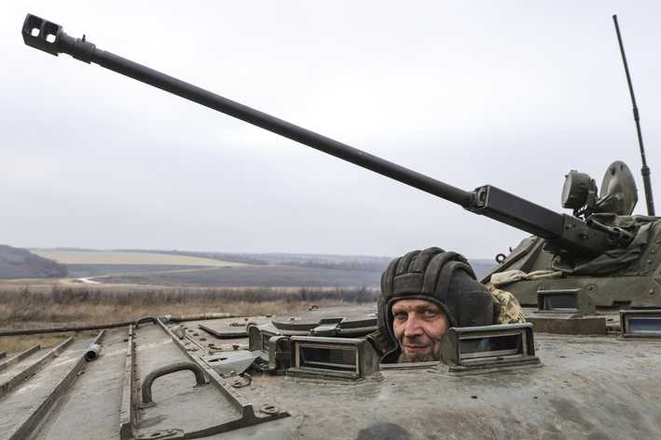 Een Oekraïense soldaat dinsdag in een pantservoertuig tijdens een training in de regio Zaporizja. Kiev hoopt snel moderne tanks uit het Westen te krijgen.