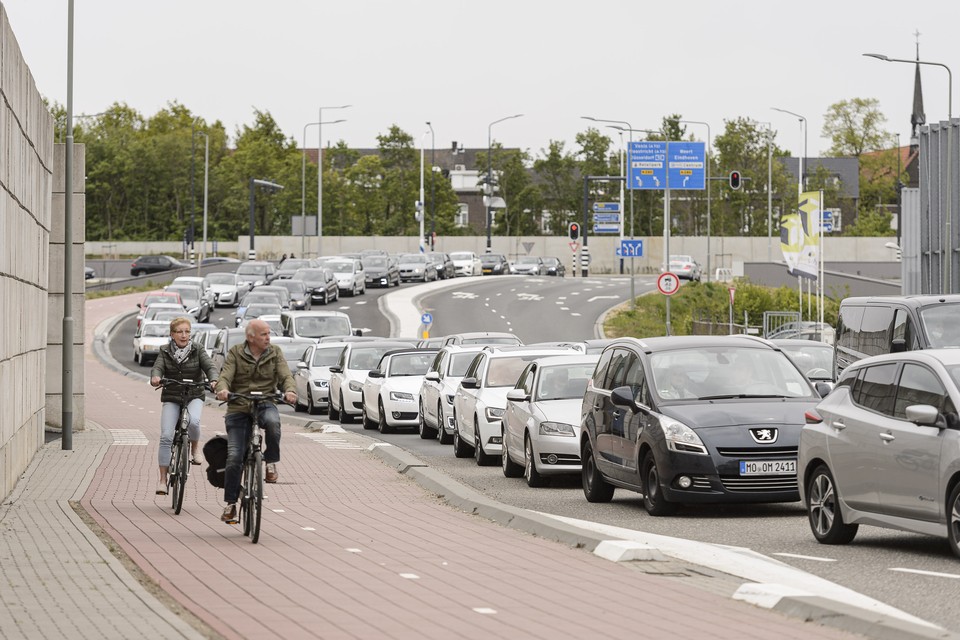 De drukte bij de Outlet in Roermond leidde opnieuw tot verkeersproblemen. 
