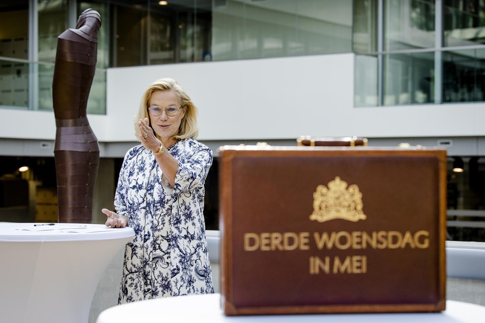 Sigrid Kaag, minister van Financiën, in mei bij het koffertje met het Financieel Jaarverslag van het Rijk over 2021. 