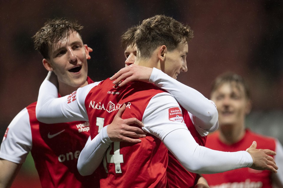 Ruben en Thomas van Bommel juichen.