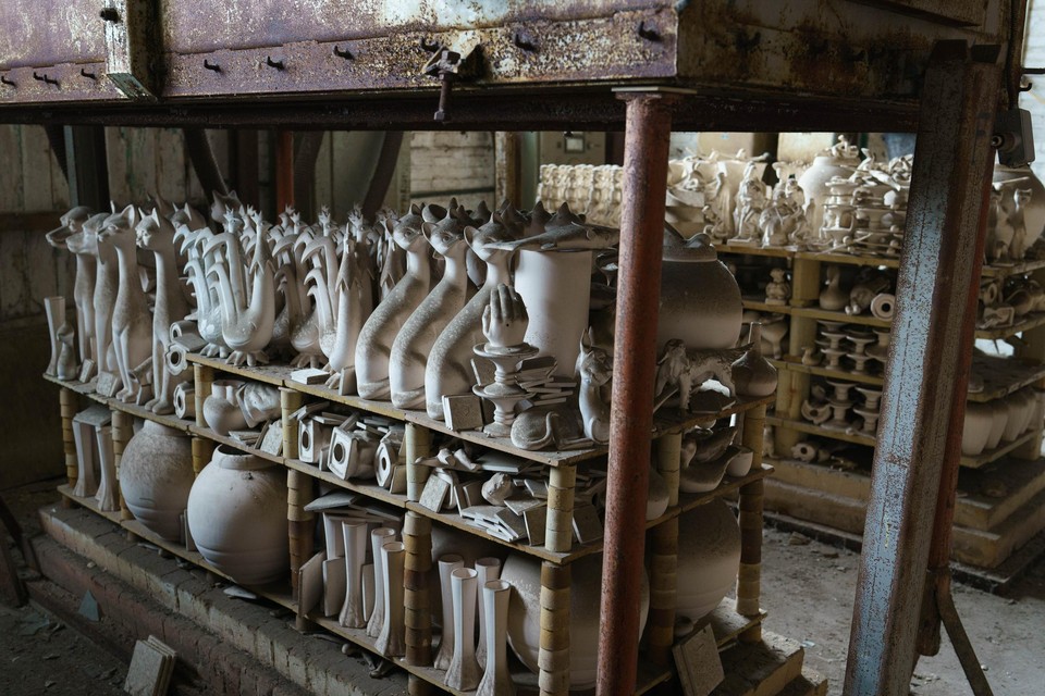 Beeldjes van aardewerk in de oude fabriek in Maastricht die Jef Roberts nieuw leven wilde inblazen. 